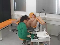 美しいブロンドで女性を満足させるために成長した男 鈴木 一徹 アダルト 動画