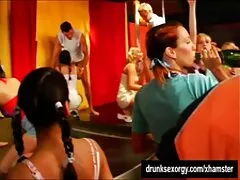 油を塗った金髪fucksハードに白いソファ 鈴木 一徹 女性 の ため の